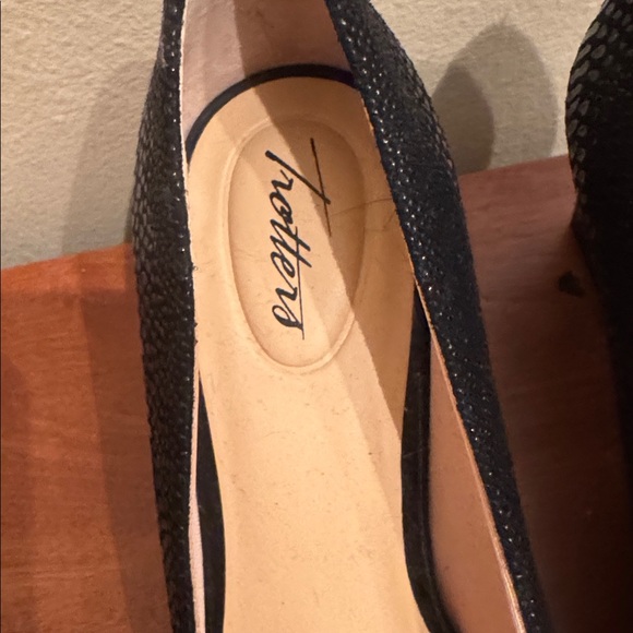 TROTTERS. Black Textured Block Heel Pumps Size 9W - Picture 8 of 8
